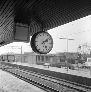 883138 Afbeelding van de stationsklok op het eerste perron van het N.S.-station Driebergen-Zeist te Driebergen-Rijsenburg.